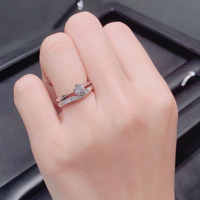 【ラザール ダイヤモンド(LAZARE DIAMOND)の口コミ】 婚約指輪は中心のダイヤモンドが目立つよう、台座に向かって絞られている…