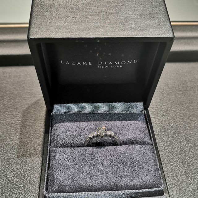 【ラザール ダイヤモンド(LAZARE DIAMOND)の口コミ】 ダイヤの色鮮やかな輝きが際立つように横からも光が入り、メインのダイヤ…
