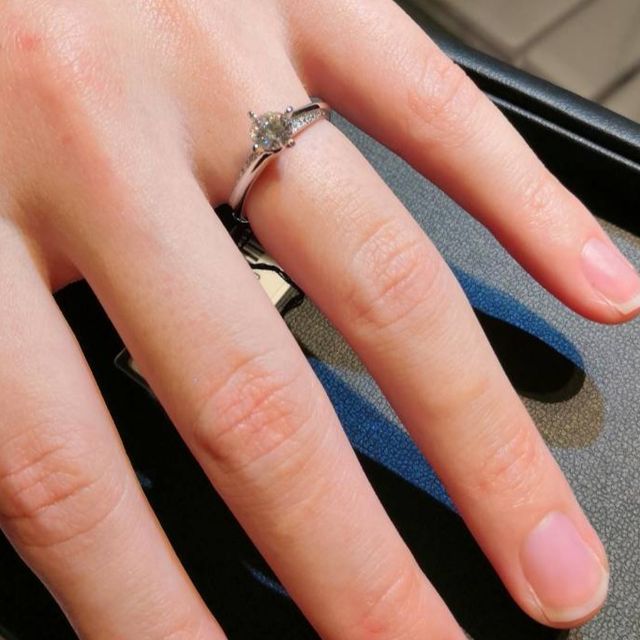 【エクセルコダイヤモンド(EXELCO DIAMOND)の口コミ】 メインのダイヤの横の部分がねじれながらリングを構成しており、その部分…