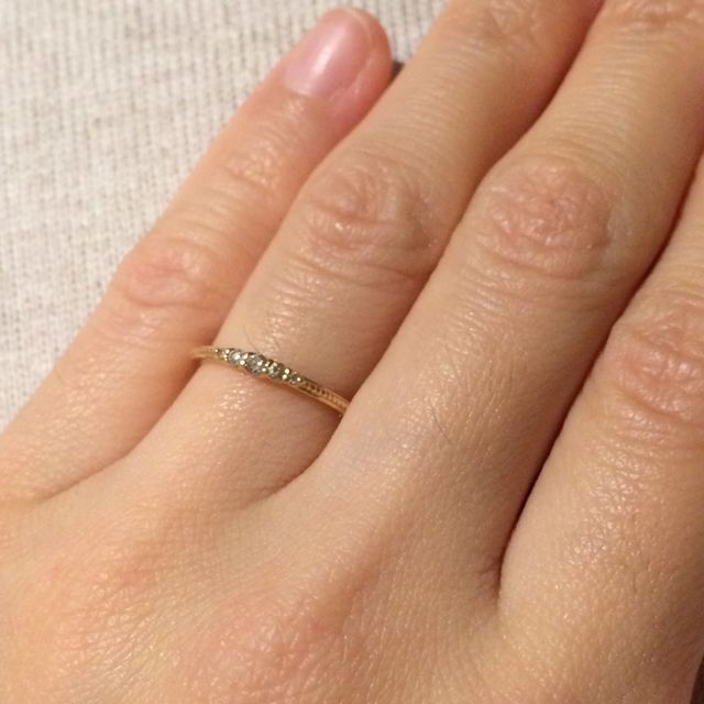 【agete(アガット)の口コミ】 極小粒でありながら、ダイヤの配置のグラデーションと留め具のバランスで…