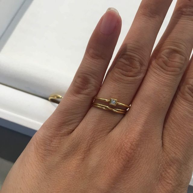 【shihara(シハラ)の口コミ】 指輪の色味は温かみのあるゴールドで探していました。
ゴテゴテになりすぎ…