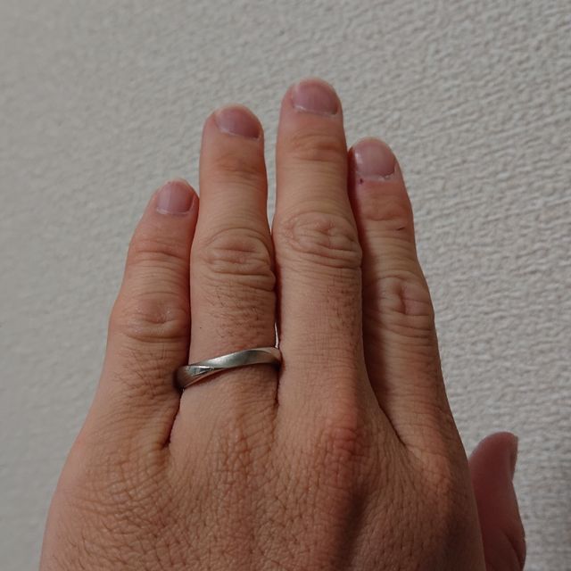 【Desserts(デザート)の口コミ】 指輪にウェーブデザインが入っているところが気に入りました。また、ウェ…