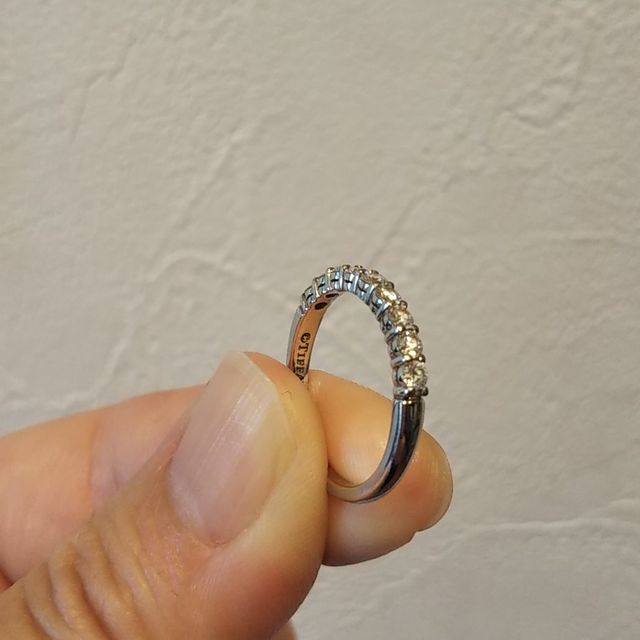 【ティファニー(Tiffany & Co.)の口コミ】 たて詰めのダイヤに憧れてたが試着してみると1粒タイプは結婚後も使いにく…
