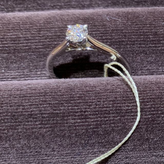 【カルティエ(Cartier)の口コミ】 爪が高すぎずに、指に馴染んでとても美しかったです。
横から見た感じも上…