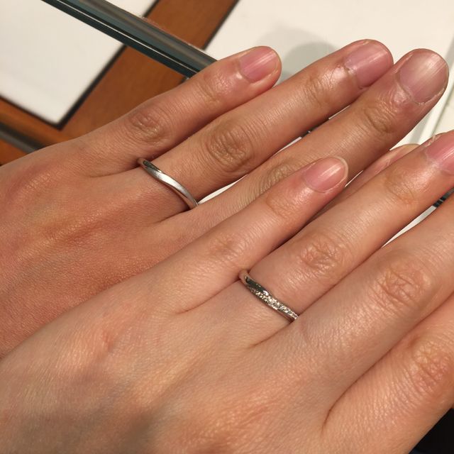 【銀座ダイヤモンドシライシの口コミ】 指が長く見えるようなウェーブ、もしくはVのデザインで、ダイヤモンドが入…