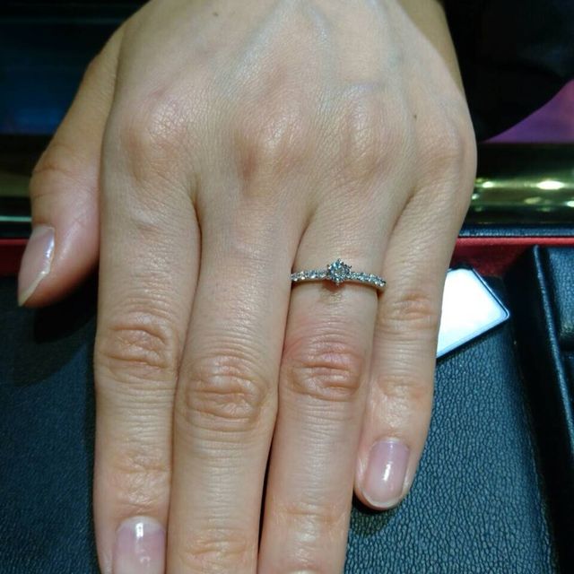 【ラザール ダイヤモンド(LAZARE DIAMOND)の口コミ】 真ん中のメインのダイヤモンドの周りに、リングに沿って小さなダイヤモン…