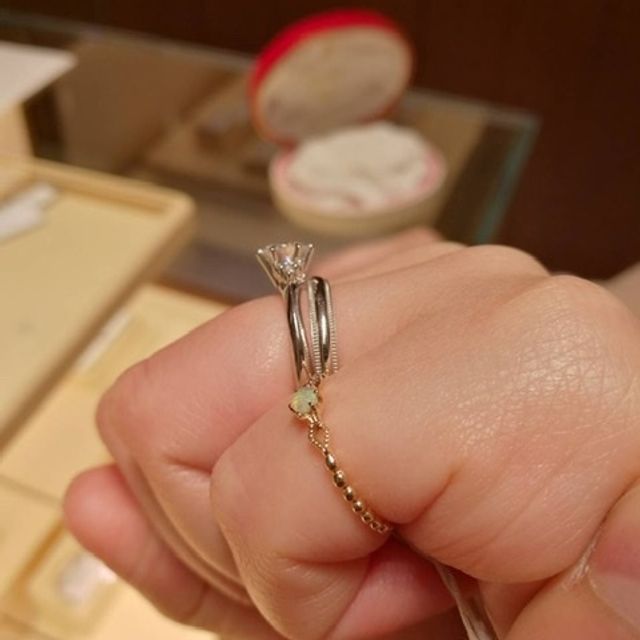 【ギンザタナカブライダル(GINZA TANAKA BRIDAL)の口コミ】 結婚指輪は、シンプルなストレートに一粒ダイヤがついたデザインに憧れを…