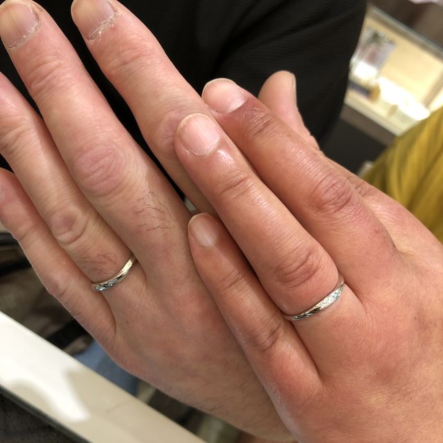 【SWEET BLUE DIAMOND(スウィートブルーダイヤモンド)の口コミ】 曲線なシンプルなデザインですがお互いに気に入り購入致しました。　価格…