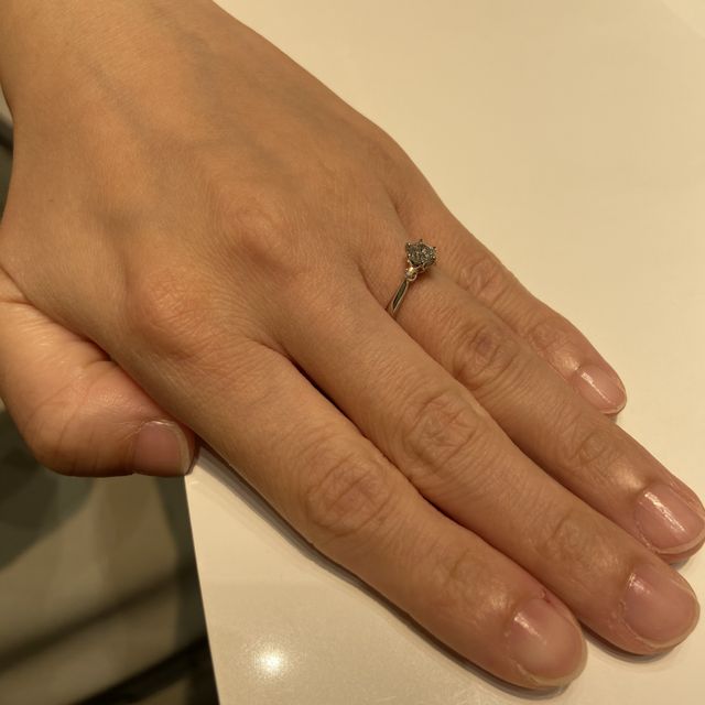 【4℃ BRIDAL(ヨンドシーブライダル)の口コミ】 指にはめた時の輝きが直感的に似合っていると感じ、また先やその他の指輪…
