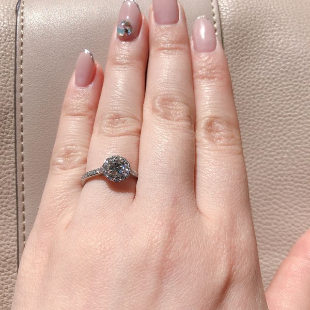 【ラザール ダイヤモンド(LAZARE DIAMOND)の口コミ】 横から見た時に繊細なデザインに惹かれ購入いたしました。また、バケット…