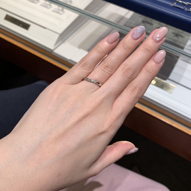 【銀座ダイヤモンドシライシの口コミ】 ダイヤがとても綺麗でした。
結婚指輪にしては少し大きめなダイヤがついて…