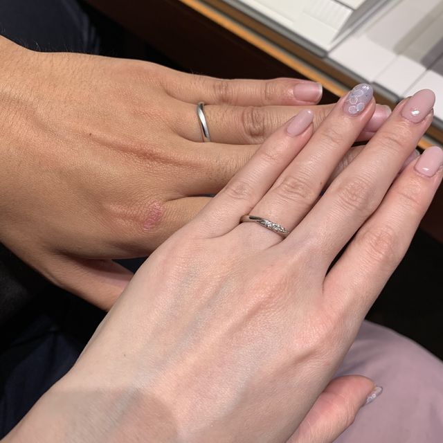 【銀座ダイヤモンドシライシの口コミ】 ダイヤがとても綺麗でした。
結婚指輪にしては少し大きめなダイヤがついて…