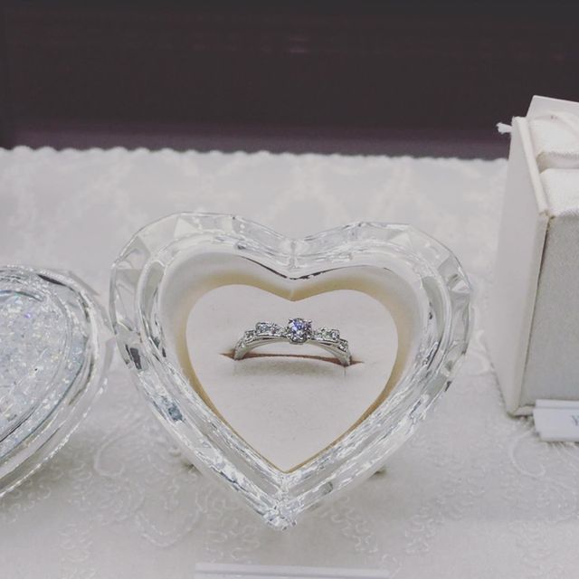 【ヴァンドーム青山(VENDOME AOYAMA)の口コミ】 リボンのデザインになっていてとてもキュート、
ダイヤも沢山ついていてま…