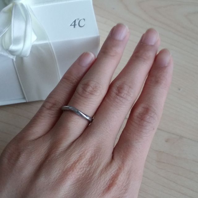 【4℃ BRIDAL(ヨンドシーブライダル)の口コミ】 すんなりはまる感じがして、ずっと着けていても違和感なく過ごせそうだ、…