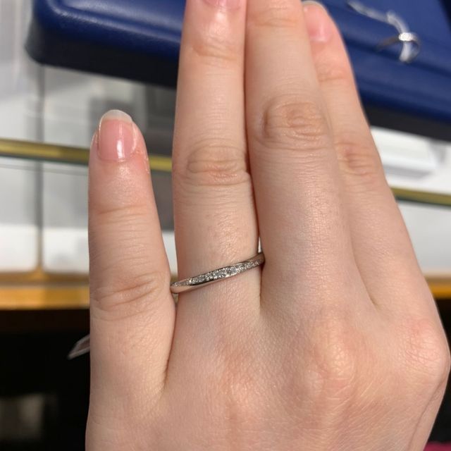 【銀座ダイヤモンドシライシの口コミ】 水かきが深い手の骨格に合わせて、小指上がりにメレダイヤが入っているス…