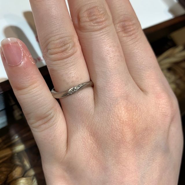 【杢目金屋(もくめがねや)の口コミ】 ホームページの写真で見ていたよりも、木目がナチュラルで、肌なじみが良…