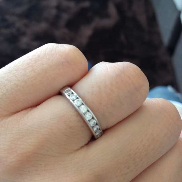 【ティファニー(Tiffany & Co.)の口コミ】 ダイヤモンドがリングの半周部分にセットしてあり、日常でも手元を華やか…