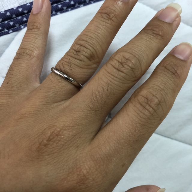 【エクセルコダイヤモンド(EXELCO DIAMOND)の口コミ】 指輪のデザインはシンプルな物が良いと思っていたので
着け心地も良く違和…