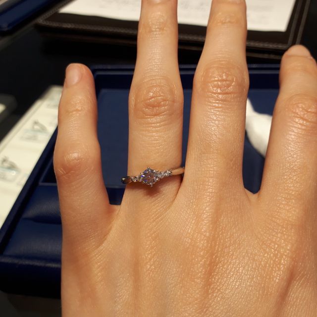 【エクセルコダイヤモンド(EXELCO DIAMOND)の口コミ】 もともとメレダイヤのデザインで検討していたため、メレデザインのものを…