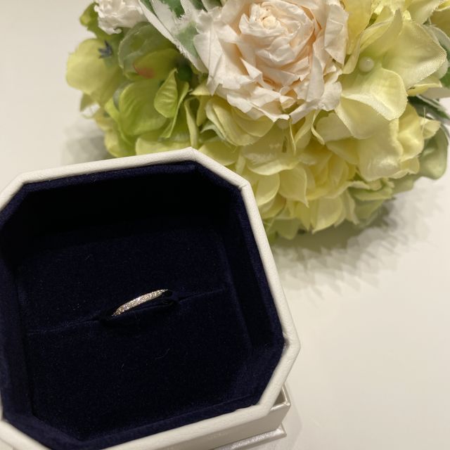 【4℃ BRIDAL(ヨンドシーブライダル)の口コミ】 シンプルなデザインでとても上品な指輪に出会えた。結婚指輪とのデザイン…