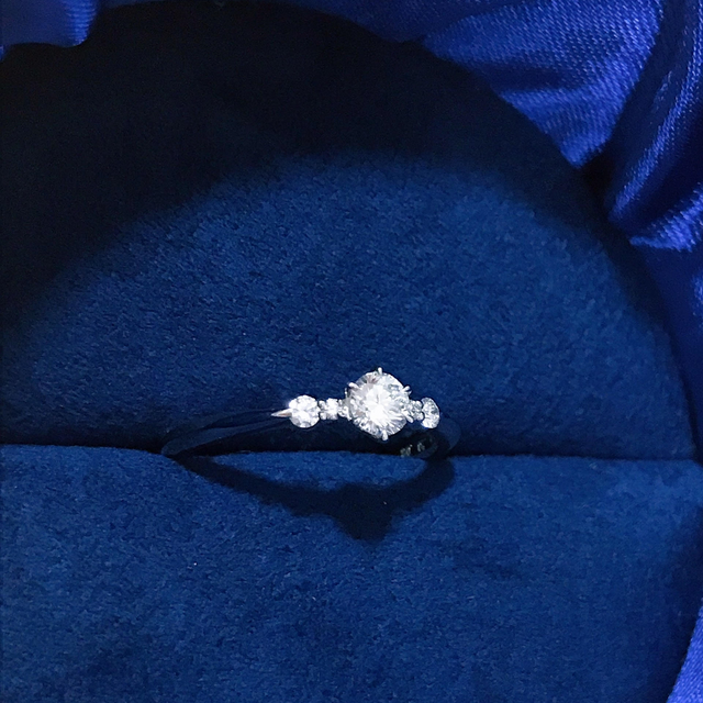 【ROYAL ASSCHER(ロイヤル・アッシャー)の口コミ】 シンプルで王道なデザインをずっと探していて、ブランドのストーリーから…