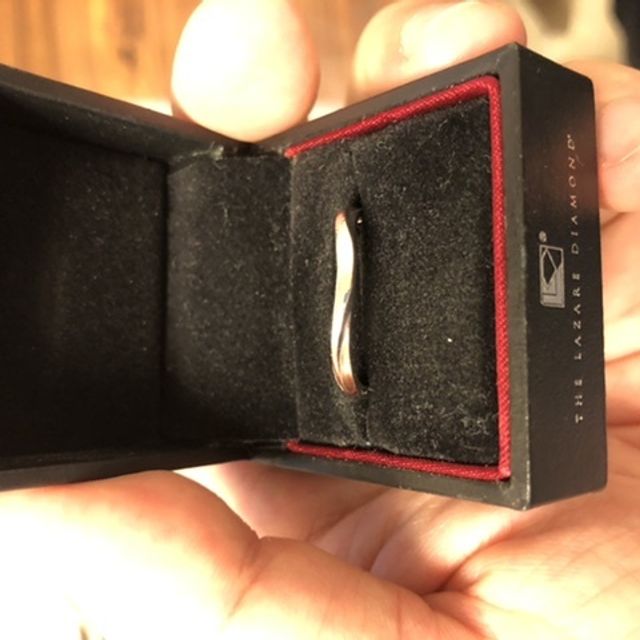 【ラザール ダイヤモンド(LAZARE DIAMOND)の口コミ】 指輪のデザインがシンプルで、婚約指輪と同じブランドであったこと。
妻と…