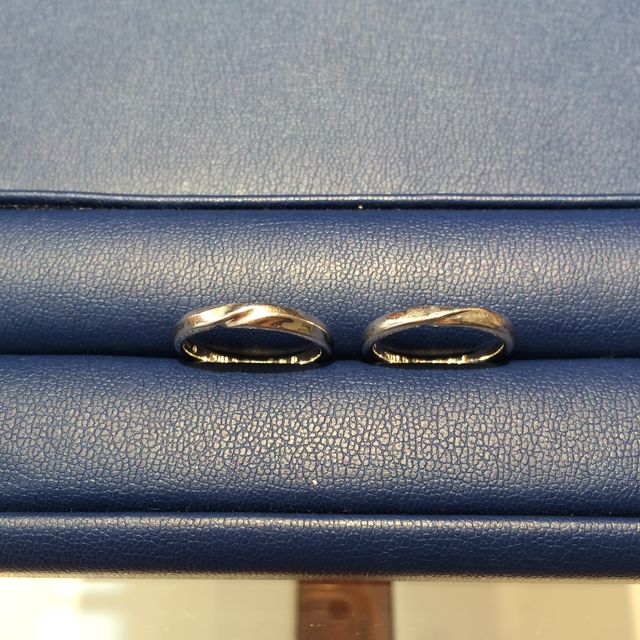 【銀座ダイヤモンドシライシの口コミ】 たくさんの種類の指輪を試着させていただきました。
その中で、2人が揃っ…