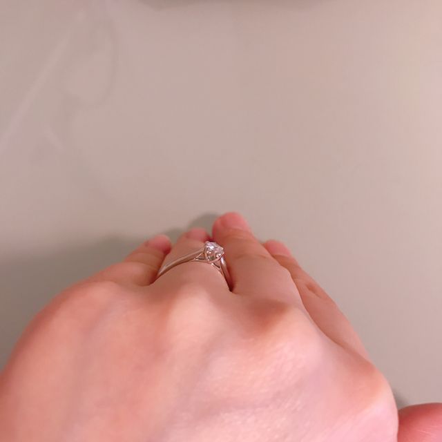 【銀座ダイヤモンドシライシの口コミ】 よくある婚約指輪のデザインのイメージが、ストーンが一粒あるものだった…