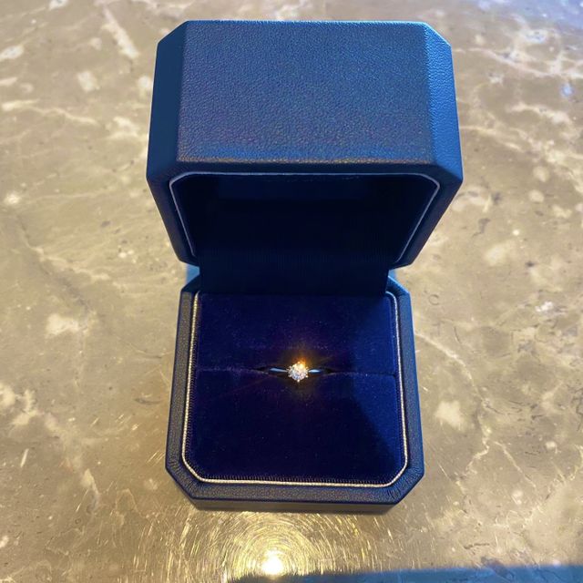 【銀座ダイヤモンドシライシの口コミ】 妻が華奢な指で細く小さな手だった為、細く見えるようなリングを求めてま…