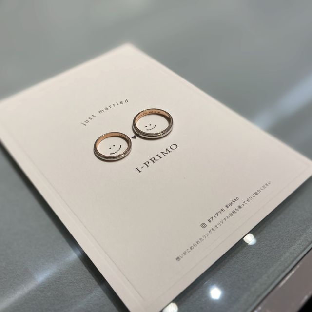 【アイプリモ(I-PRIMO)の口コミ】 デザインと婚約指輪との相性で決めました。

婚約指輪もこちらで購入した…