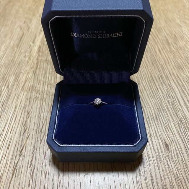 【銀座ダイヤモンドシライシの口コミ】 一石のソリティアタイプで、プラチナという、シンプルかつ王道な婚約指輪…