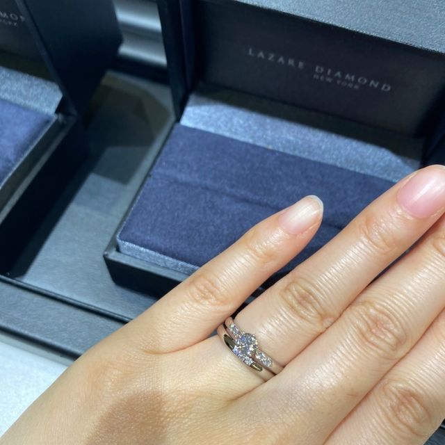 【ラザール ダイヤモンド(LAZARE DIAMOND)の口コミ】 彼女の結婚指輪の一目惚れでした。輝きもとても綺麗で、存在感もあったと…