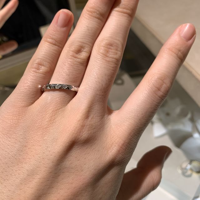 【ルイ・ヴィトン(LOUIS VUITTON)の口コミ】 いままで見たことないような斬新なデザインの指輪
真ん中の宝石は1粒か3粒…