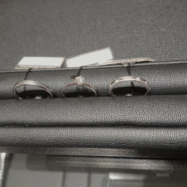 【エクセルコダイヤモンド(EXELCO DIAMOND)の口コミ】 婚約指輪を試着するにあたり。。。
☆重ね付け出来る
☆石をとめる爪が高す…