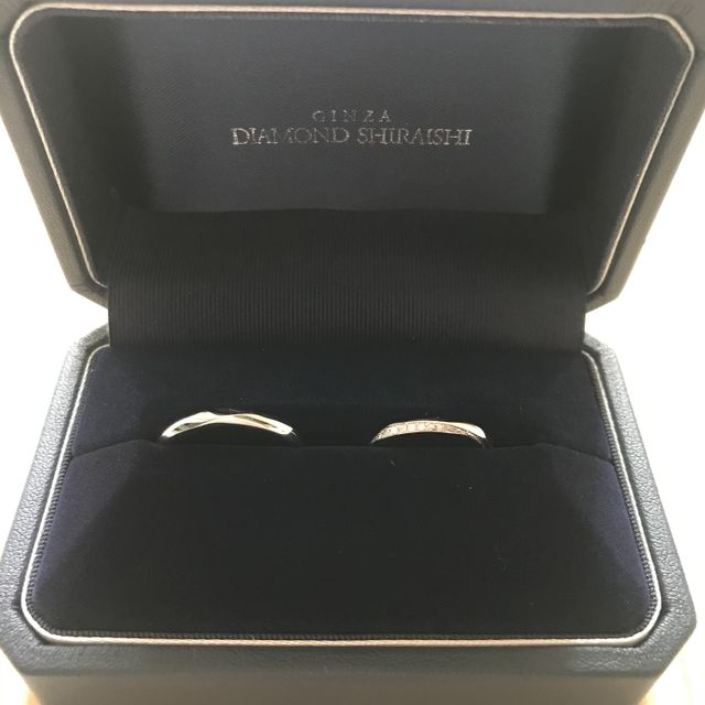 【銀座ダイヤモンドシライシの口コミ】 デザインが気に入りました。斜めにダイヤが入ってるものが欲しかったので…