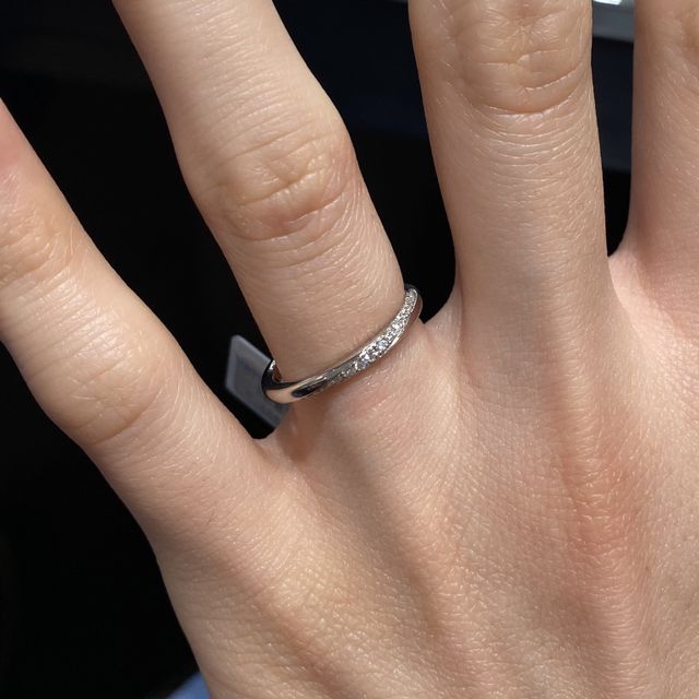 【アイプリモ(I-PRIMO)の口コミ】 指輪にそってダイヤがライン状に入っていてとても素敵な指輪です。たくさ…