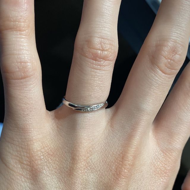 【アイプリモ(I-PRIMO)の口コミ】 手がとても美しく見えるようにカーブしたシンプルな指輪です。大きな３粒…
