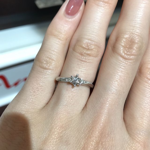 【アンジェリックフォセッテ(Angelique Fossette)の口コミ】 手が美しく見えるようにカーブされたデザインの指輪です。ダイヤがライン…