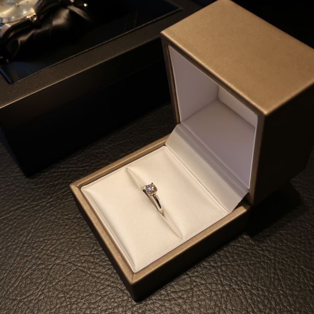 【ブルガリ(BVLGARI)の口コミ】 ・一粒ダイヤのシンプルなものを探していました。こちらはシンプルながら…