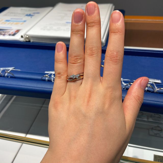 【銀座ダイヤモンドシライシの口コミ】 婚約指輪と結婚指輪のセットリングを購入予定でしたが、ウェーブに配置さ…