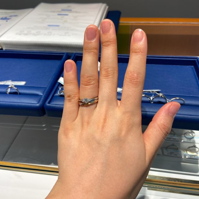 【銀座ダイヤモンドシライシの口コミ】 V字ラインでプラチナとゴールドのコンビの結婚指輪を探しており、このAigl…