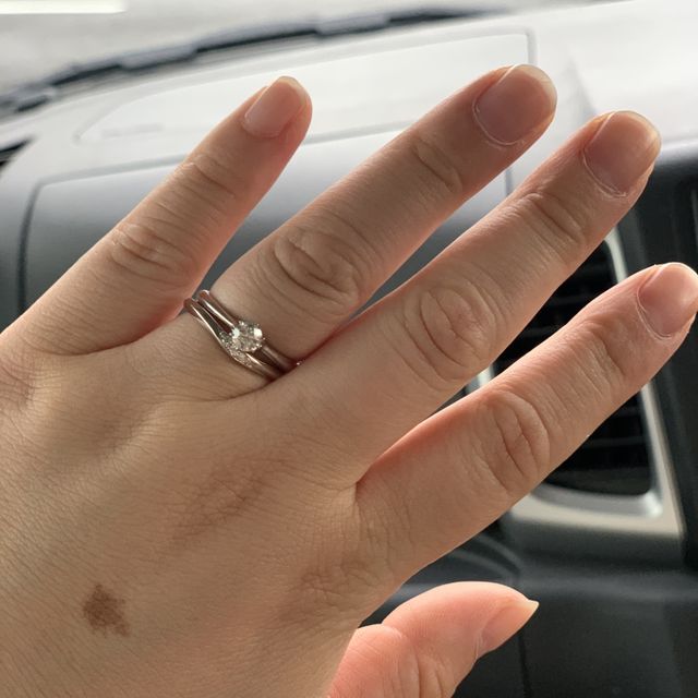 【ラザール ダイヤモンド(LAZARE DIAMOND)の口コミ】 値段、デザインが自分の中で決め手になりました。婚約指輪と重ねてつける…