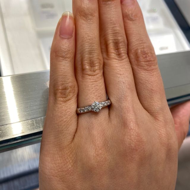 【MIKIMOTO(ミキモト)の口コミ】 指輪のデザインはシンプルで、指通りが良いです。
日本ブランドなので小さ…