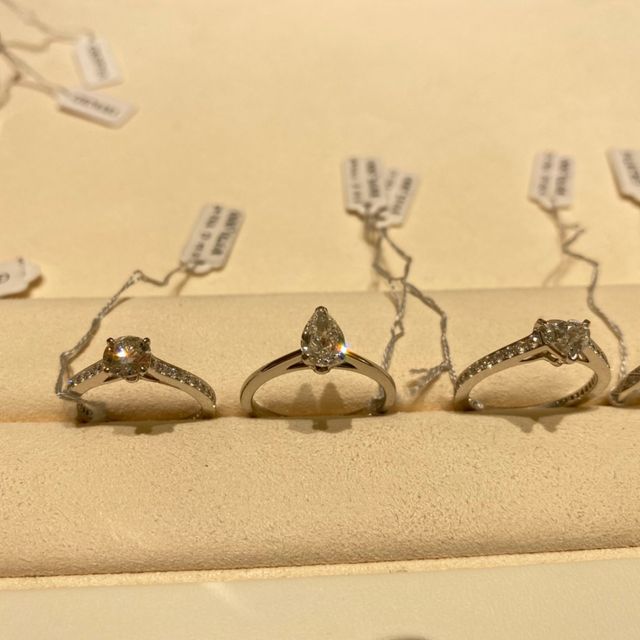 【グラフ(GRAFF)の口コミ】 何よりもダイヤの輝きが他ブランドよりも圧倒的に綺麗でした。
デザインも…