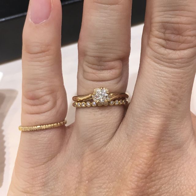 【FRAU KOBE JAPAN(フラウ コウベ ジャパン)の口コミ】 細身のエタニティリングです。
ダイヤを取り囲むようにミル打ち加工が施さ…