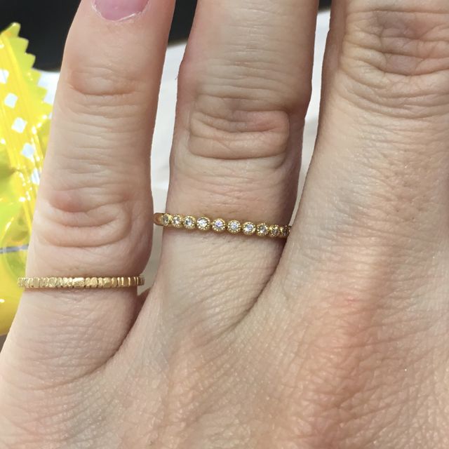 【FRAU KOBE JAPAN(フラウ コウベ ジャパン)の口コミ】 細身のエタニティリングです。
ダイヤを取り囲むようにミル打ち加工が施さ…