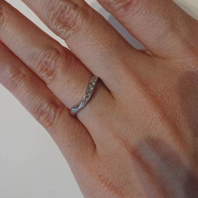 【BRILLIANCE+(ブリリアンスプラス)の口コミ】 緩やかなV字のデザインが優美な印象もあり上品ですね。流れに沿うように配…