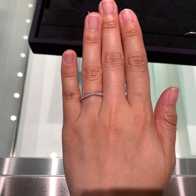 【ティファニー(Tiffany & Co.)の口コミ】 ティファニークラシックのバンドリングを試着しました。ダイヤモンドが3個…