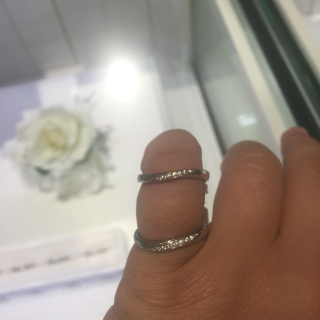 【4℃ BRIDAL(ヨンドシーブライダル)の口コミ】 もともと別店舗で見たときに気に入って選びました。
派手すぎず、地味すぎ…