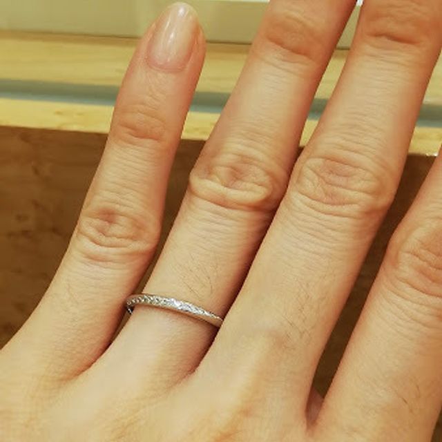 【Mariage ent(マリアージュエント)の口コミ】 左下から右上へ、斜めにダイヤが並んでいるデザイン。見る角度によって表…